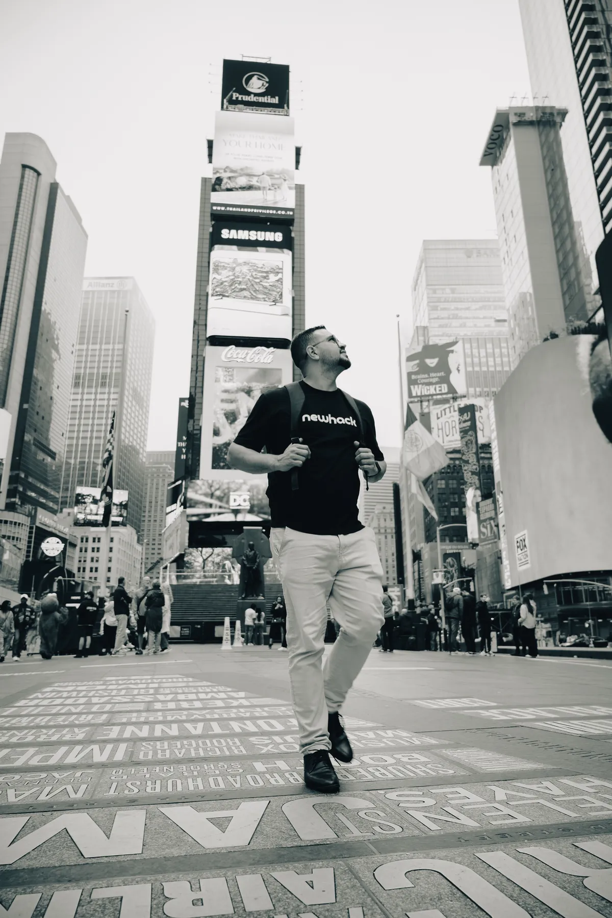 Rodrigo Terron caminhando na Brooklyn Bridge